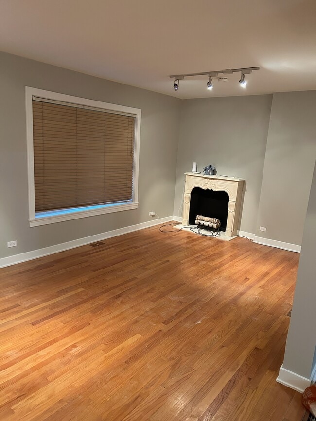 Building Photo - 8723 S Michigan Ave Rental