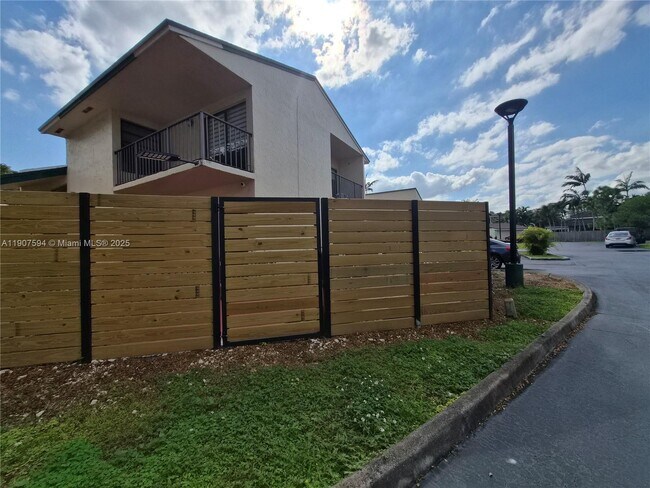 Photo - 10904 SW 72nd St