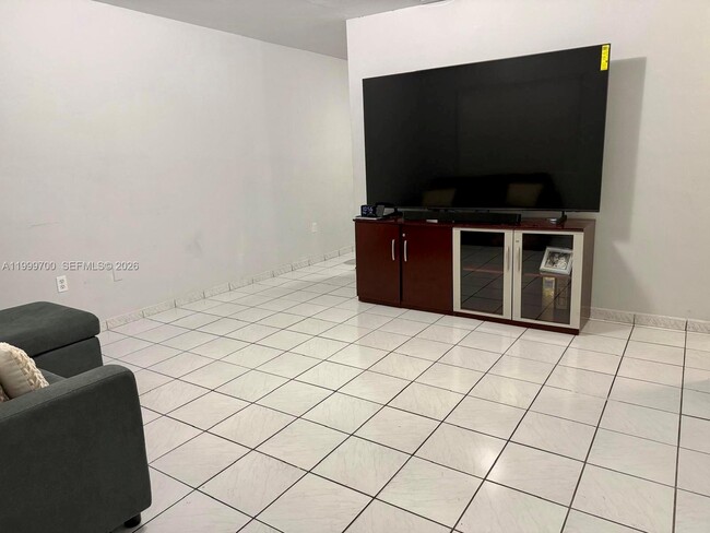 Building Photo - 2732 NW 16th Terrace Unit 2734