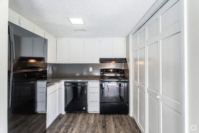 Hickory East - 2BA, 1.5BA - Apartments on 20th