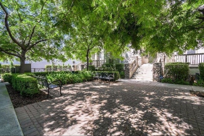 Photo - 405 Washington Square