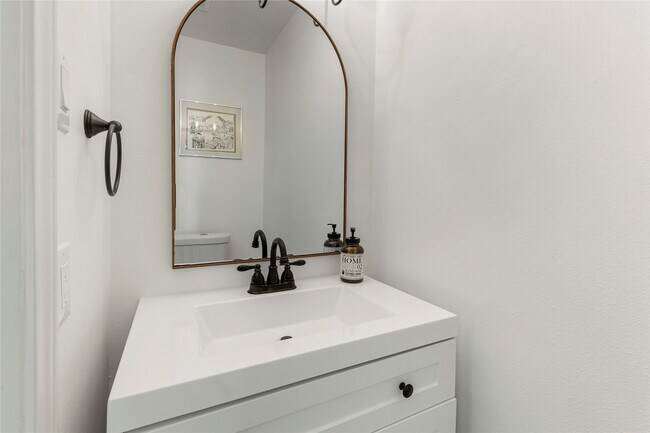 Photo - 1815 Saxony Ln