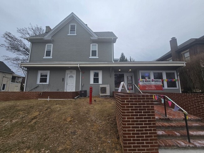 Building Photo - NEW LISTING: 1-Bed w/ Private Laundry & Parking Unit 3