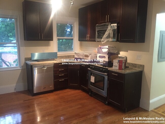 Building Photo - 9 Alvan Ter Unit 3