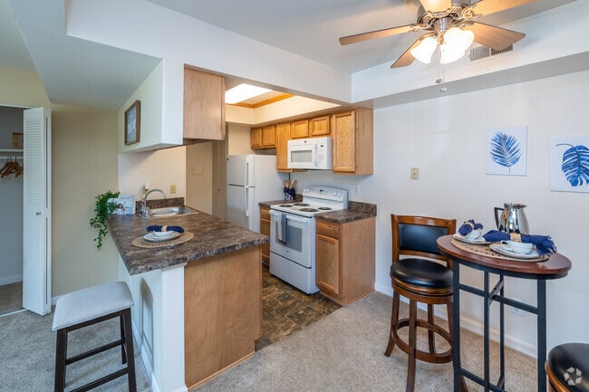 2BD, 2BA - 816SF - Kitchen - Stone Pointe Village