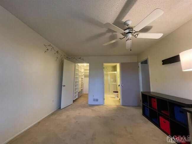 306 Hampshire Ct