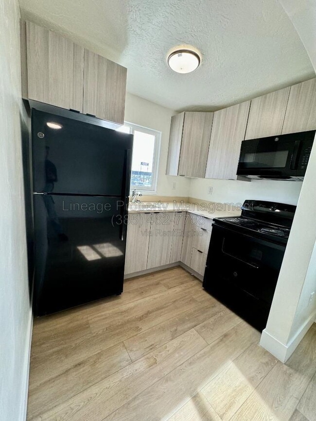 Building Photo - 420 W 20th St Unit 1