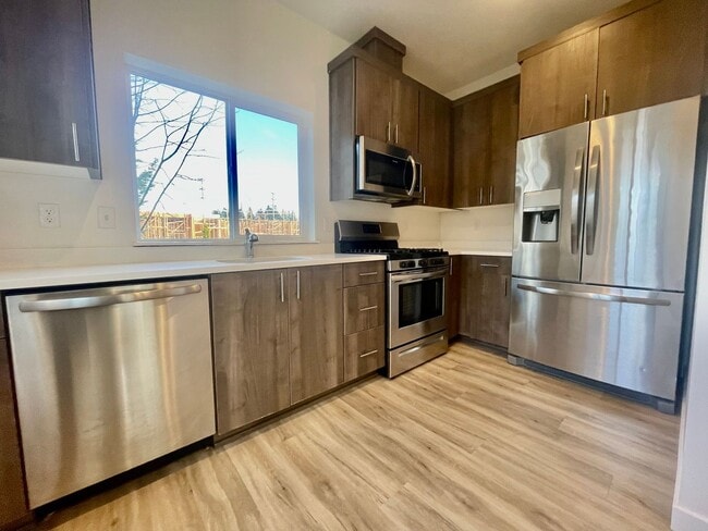 Building Photo - Spacious 2BD + Bonus Room Condo in Powellh...