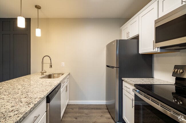 2BR, 2BA - 1050SF