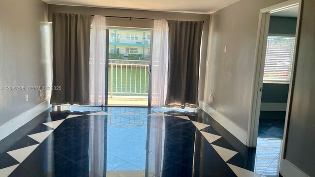 Photo - 3944 NE 167th St Unidad 106