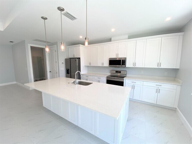 Photo - ** GOLDEN GATE ** 4 BED / 2 BATH - SINGLE ...