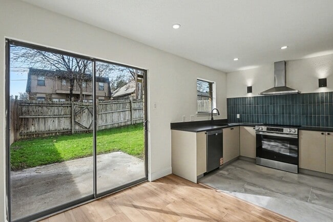 Photo - 2103 Mistletoe Ave