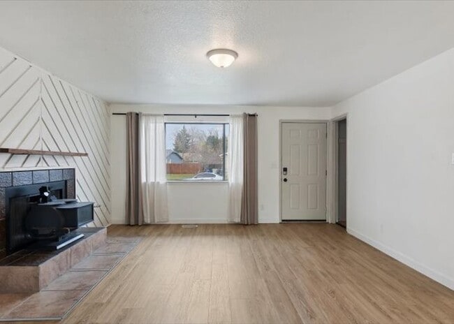 Photo - 1319 E Victory Rd