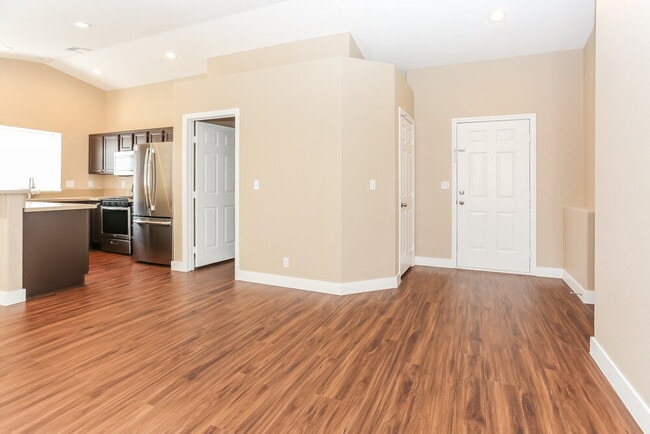 Photo - 925 Sunnyfield Way