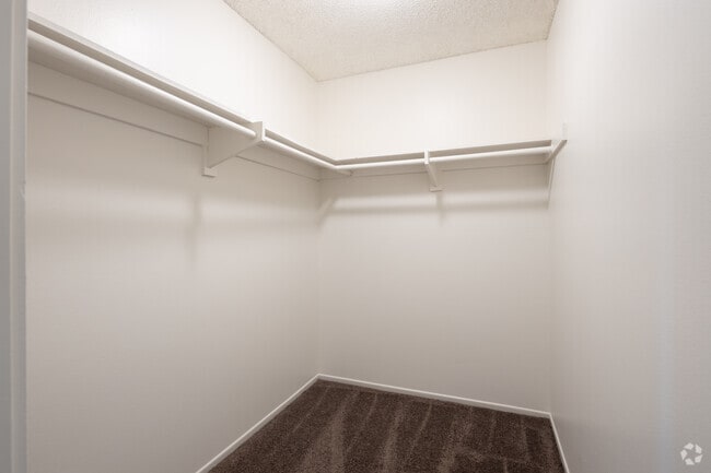 1 BR, 1 BA - 768SF