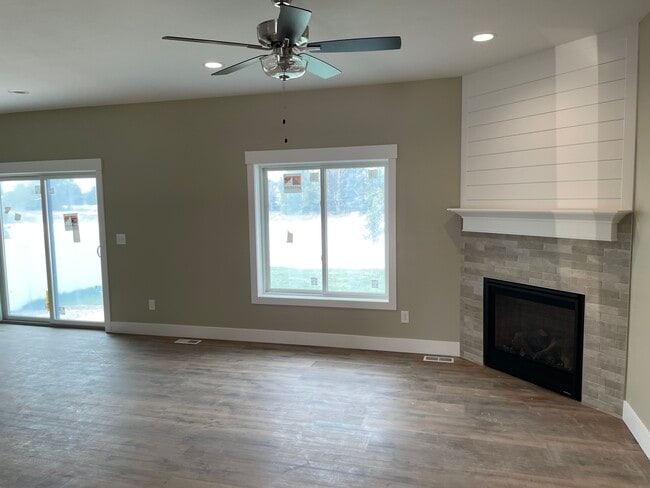 Photo - 775 Silvermaple Dr