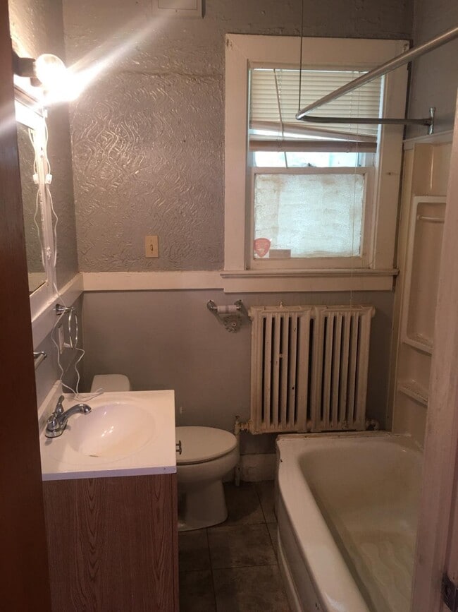 Bathroom 1view - 404 Birr St Unit Apt 1