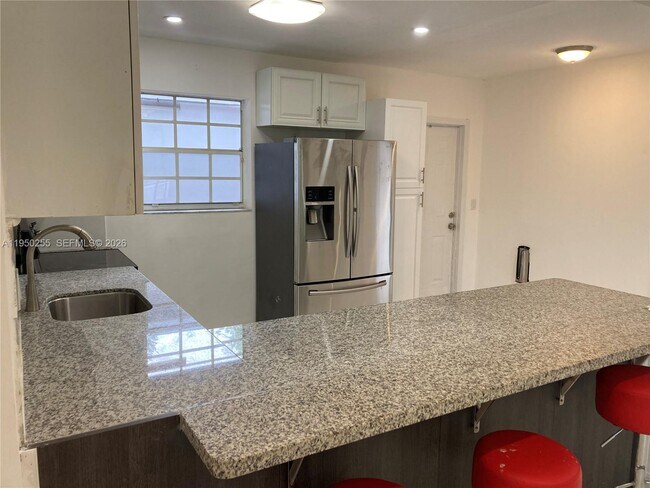 Photo - 5720 Sheridan St