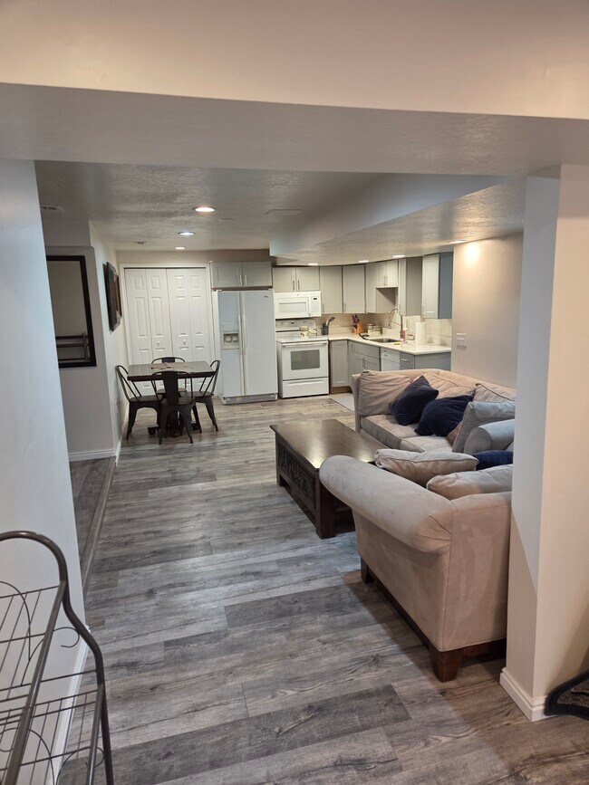 Photo - 8909 Saddleback Rd Unidad Spacious  Lower level apt