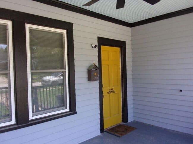 Photo - 4 Bedroom 2 Bath Home Blocks to Downtown R...