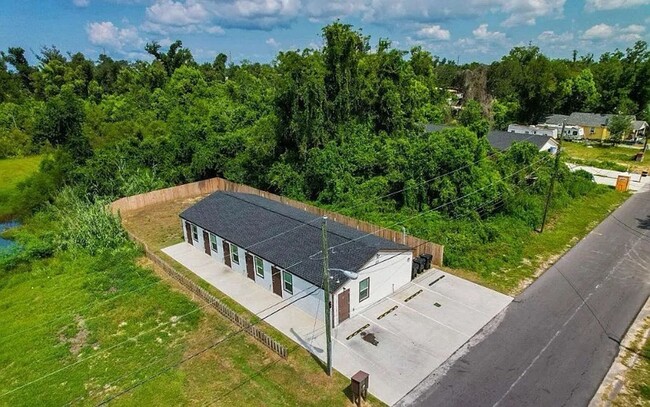 Building Photo - 143 Claire Ave Unit 143 Claire Ave N  102