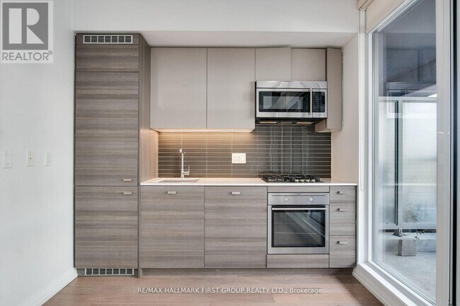 Photo - 835 St Clair Ave W Unité 401