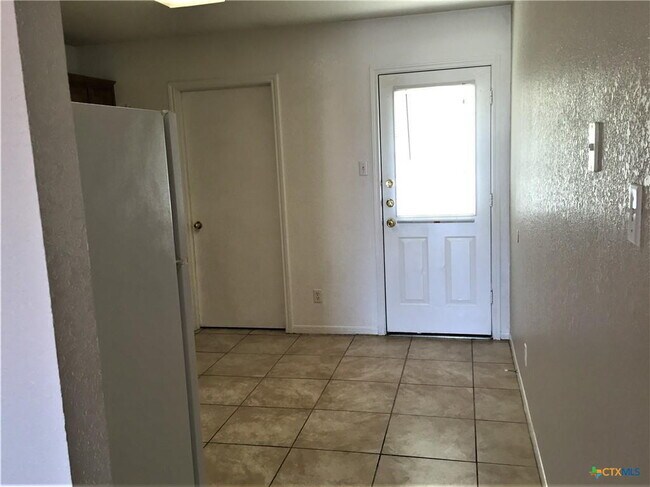 Building Photo - IMMEDIATE AVAILABILITY! Unit #B