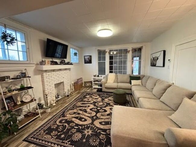 Building Photo - Spacious 3 Bedroom