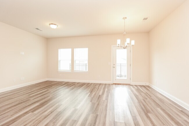 Photo - 831 Holland Ct