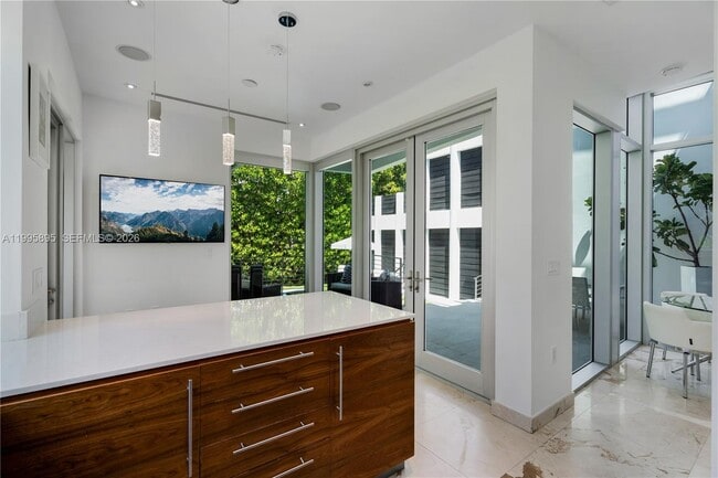 Photo - 548 Fernwood Rd