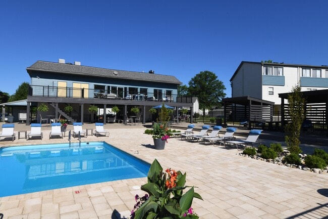 Swimming pool with Sun Deck