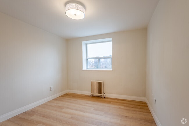 2BR, 1BA - 876SF - Bedroom - Sandalwood Manor