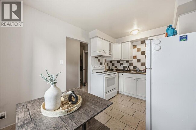 Photo - 205 FANE St