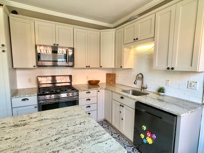 Building Photo - 32 Lakeville Rd Unit 2 Rental