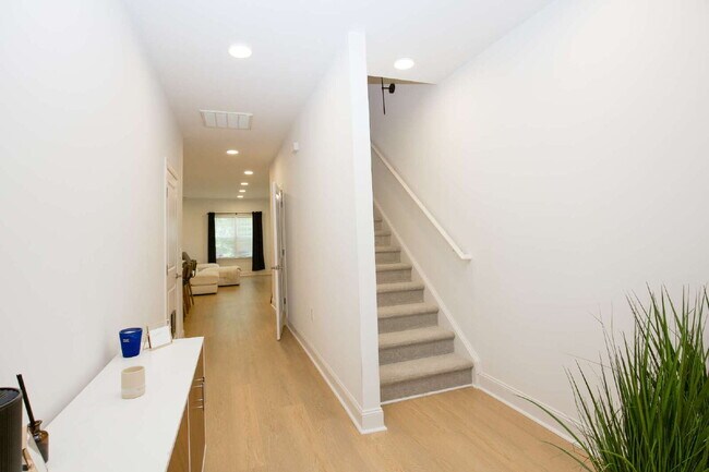 Photo - 381 James St