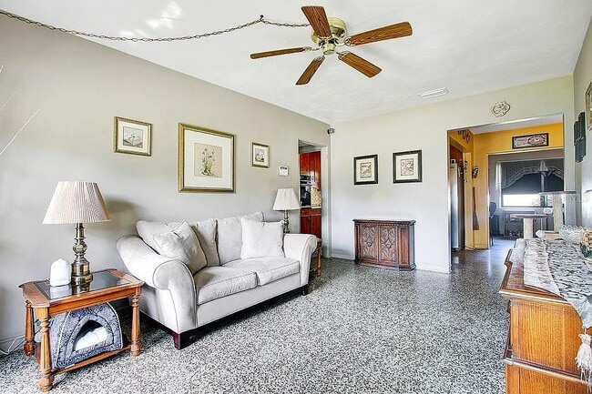 Photo - 1721 Montcalm St