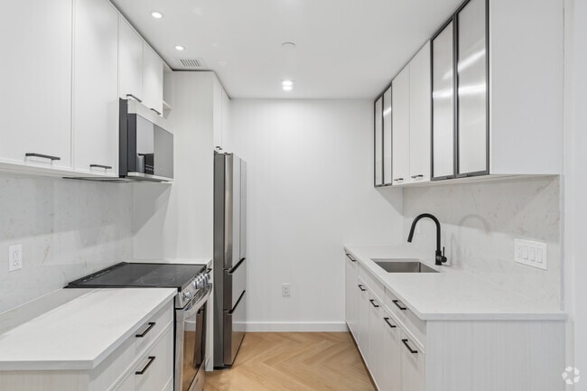 2BR, 2BA - 635SF - Kitchen
