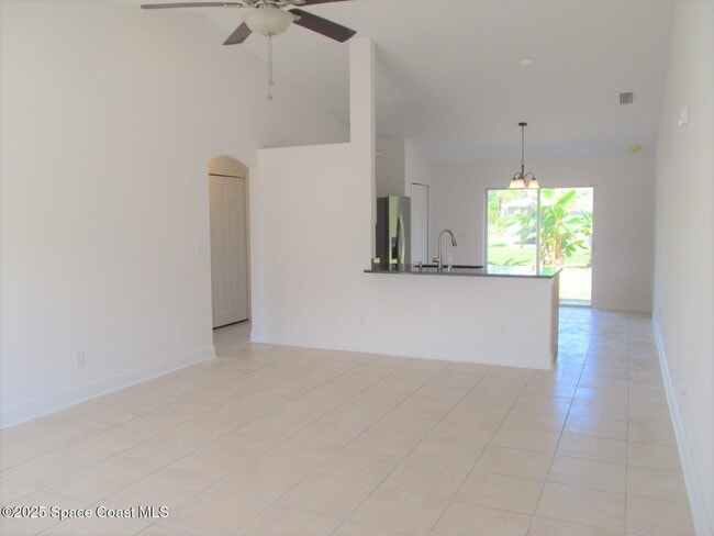 Photo - 551 Poplar St SE