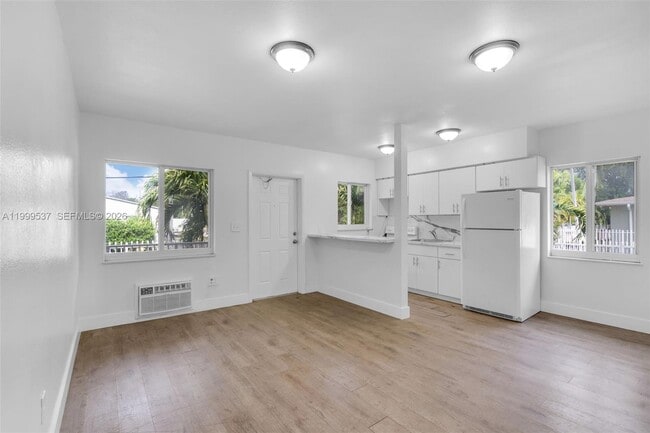 Photo - 5549 NE Miami Ct Unit 1