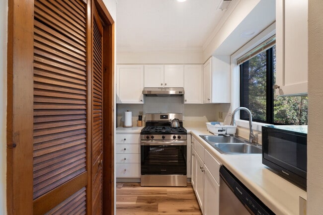 Photo - 609 Hillsborough St