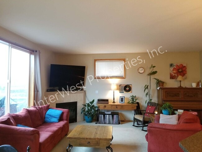 Photo - Large 3 Bed 2.5Ba Vancouver Beauty W/ Gas Fireplace, Dog Run, Fenced Yard & So Much More!