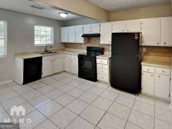 Photo - 450 Fairburn Rd NW