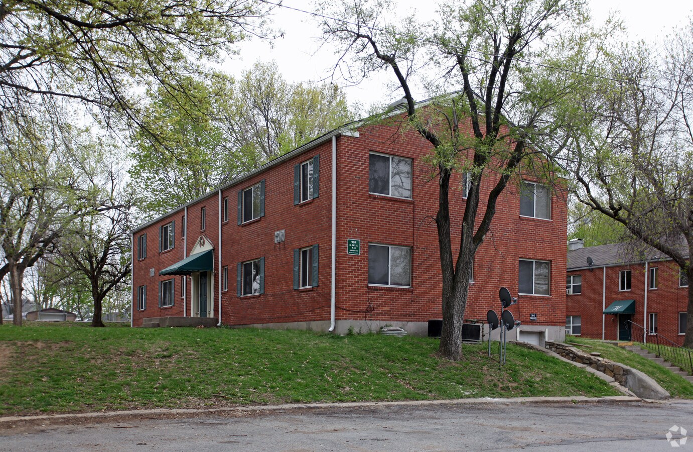 Hillcrest Village - Hillcrest Village Apartments