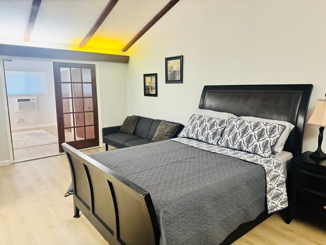 Building Photo - 8339 Thorncliff Dr