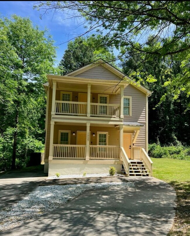 Photo - SECTION 8 WELCOME - "Charming and Spacious... Unidad A