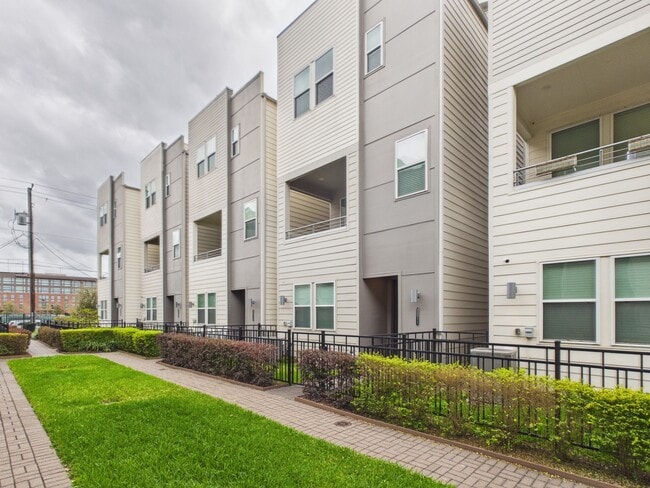 Building Photo - 2711 Clinton Dr