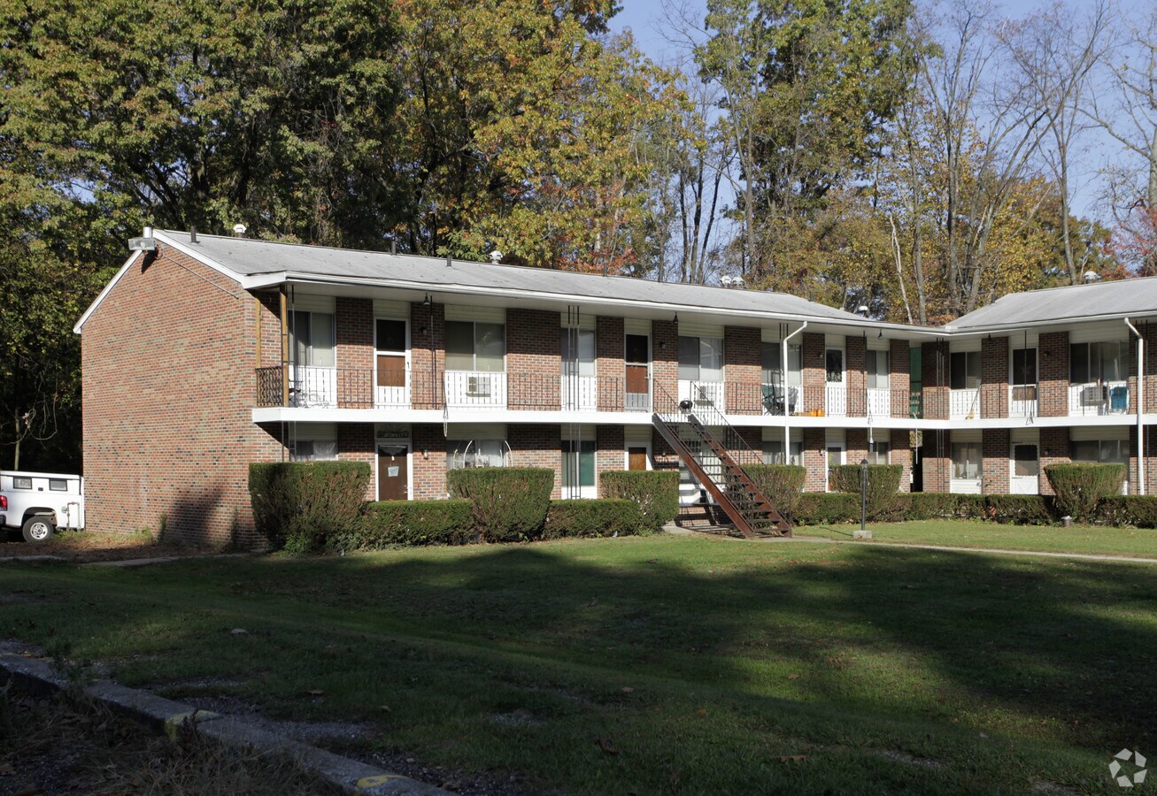 Lakeside Apartments - Lakeside Apartments