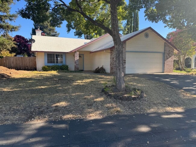 Building Photo - 3 bedroom 2 bath house in established neighborhood