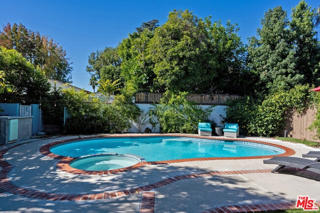 Photo - 4909 Van Noord Ave