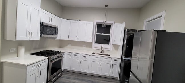 KITCHEN - 2306 S Oakley Ave Unit 2